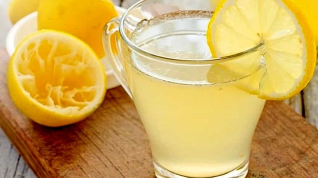 Acqua e limone dopo i pasti