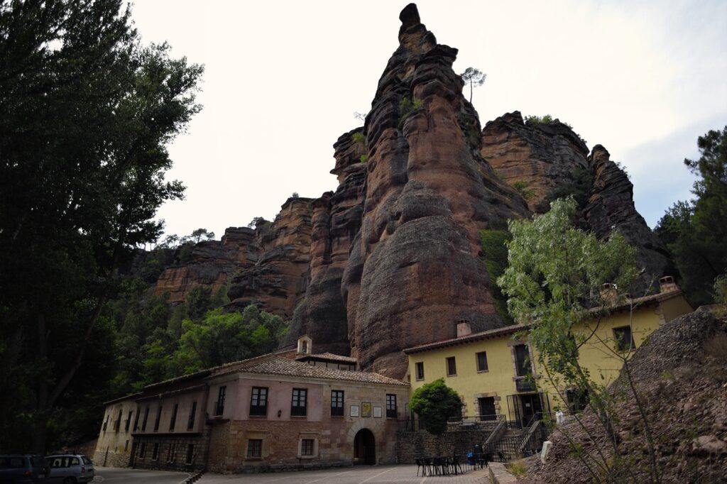 I “muri dei Giganti” a Palena: un’imponente parete rocciosa con una leggenda misteriosa