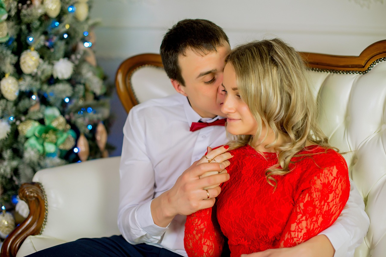 Frasi romantiche di buongiorno su sfondo incantevole per stupire il partner il 31 dicembre 2025.