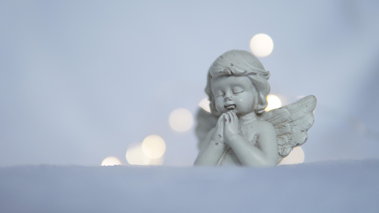 Immagine di un cielo stellato con angeli che vegliano, simbolo di preghiera e protezione notturna.