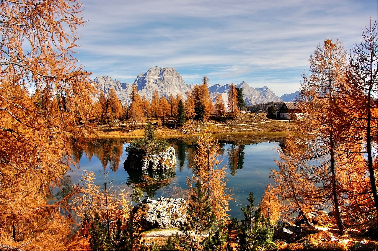 Panorama autunnale di un borgo italiano con foglie dai colori caldi del foliage.