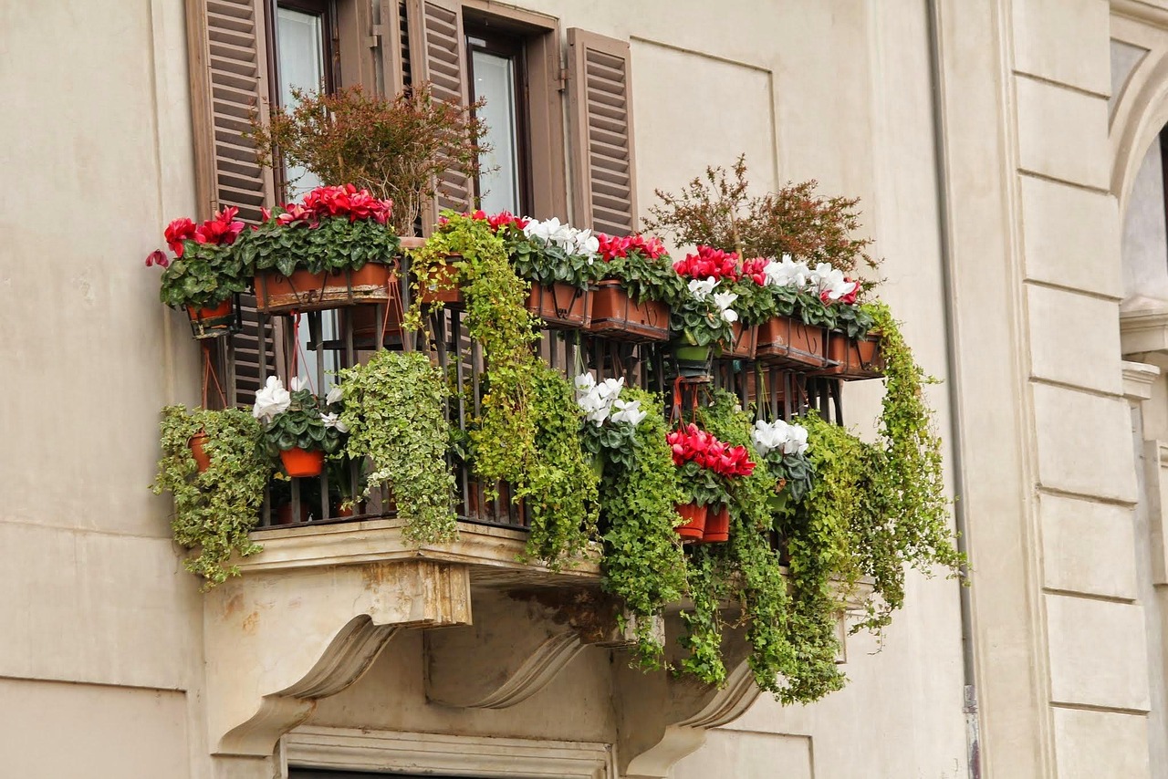 Balcone fiorito con diverse piante colorate, ideali per ogni mese dell'anno.
