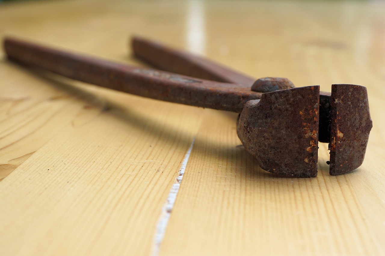 Immagine che mostra un mobile con colla da rimuovere e prodotti per la pulizia.