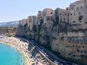 Cosa visitare a Tropea in primavera: il centro storico e la spiaggia