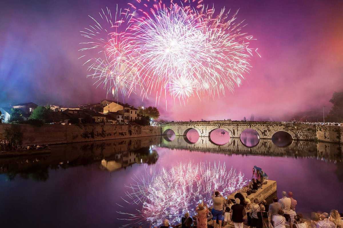 Panorama di una città festosa con fuochi d'artificio per Capodanno 2027.