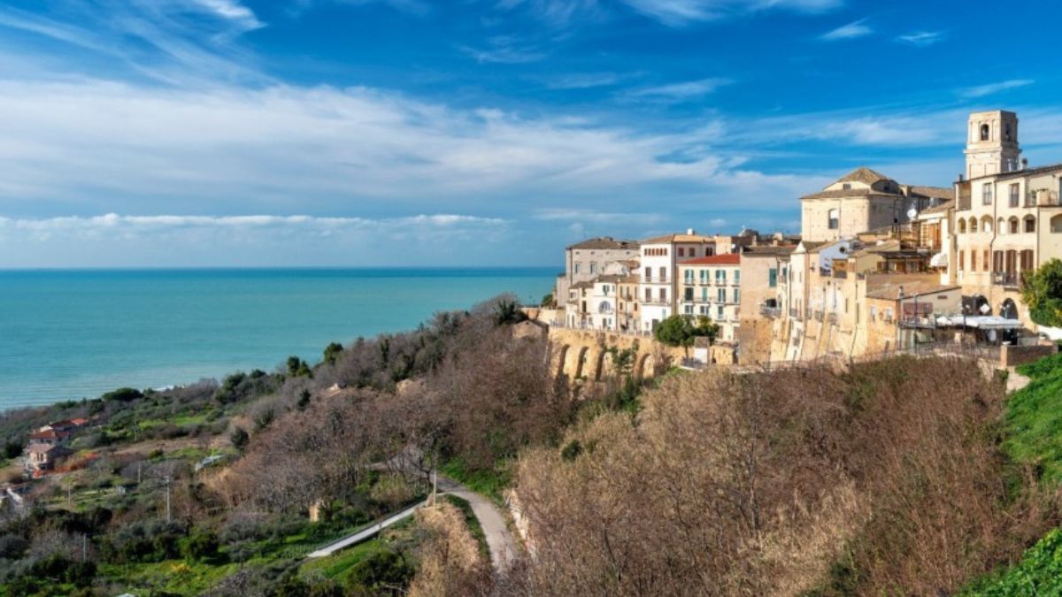 Cinque destinazioni italiane imperdibili per Pasqua 2026, paesaggi suggestivi e tradizioni culturali.