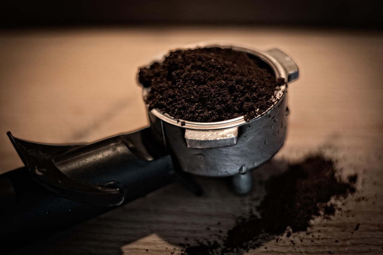 Fondi di caffè sparsi intorno a piante in vaso, ottimo fertilizzante naturale.