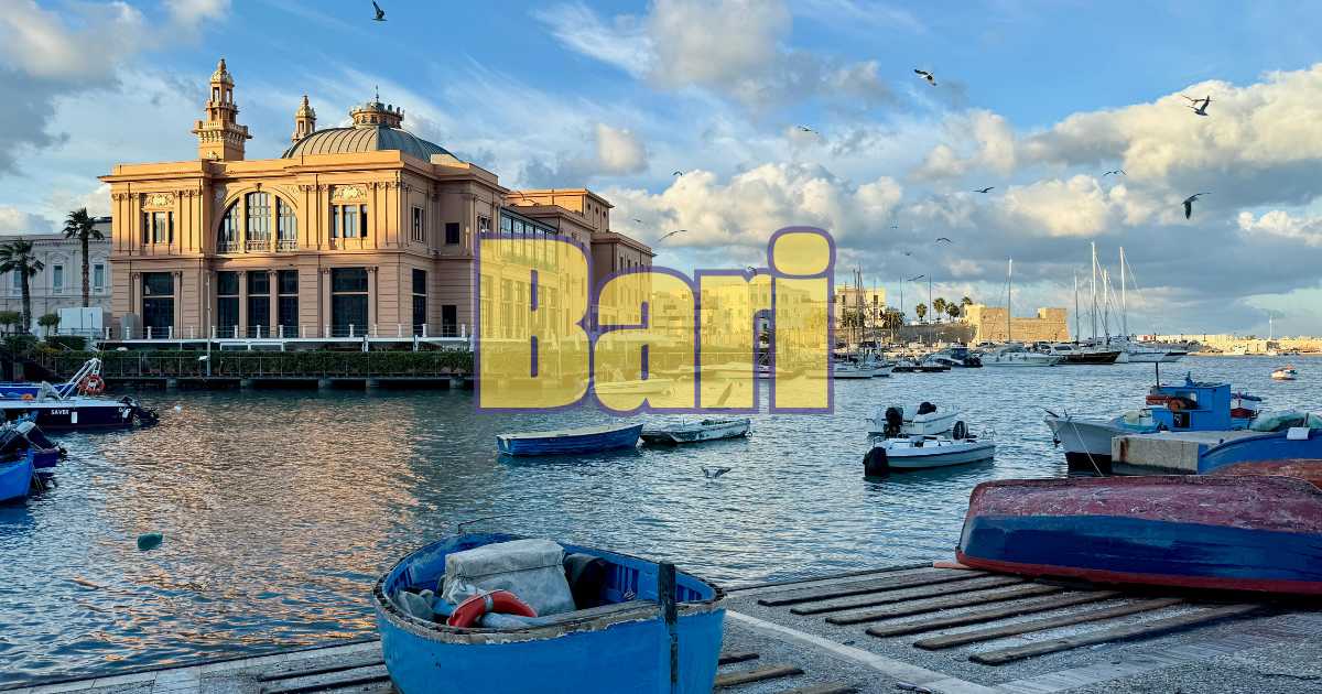Panorama della costa pugliese con vista su un borgo storico durante una gita da Bari.