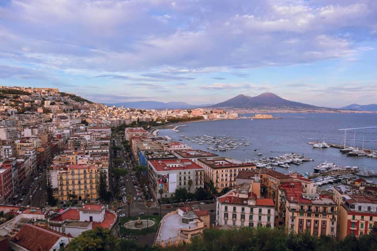 Panorama mozzafiato delle cinque mete imperdibili per una gita da Napoli.