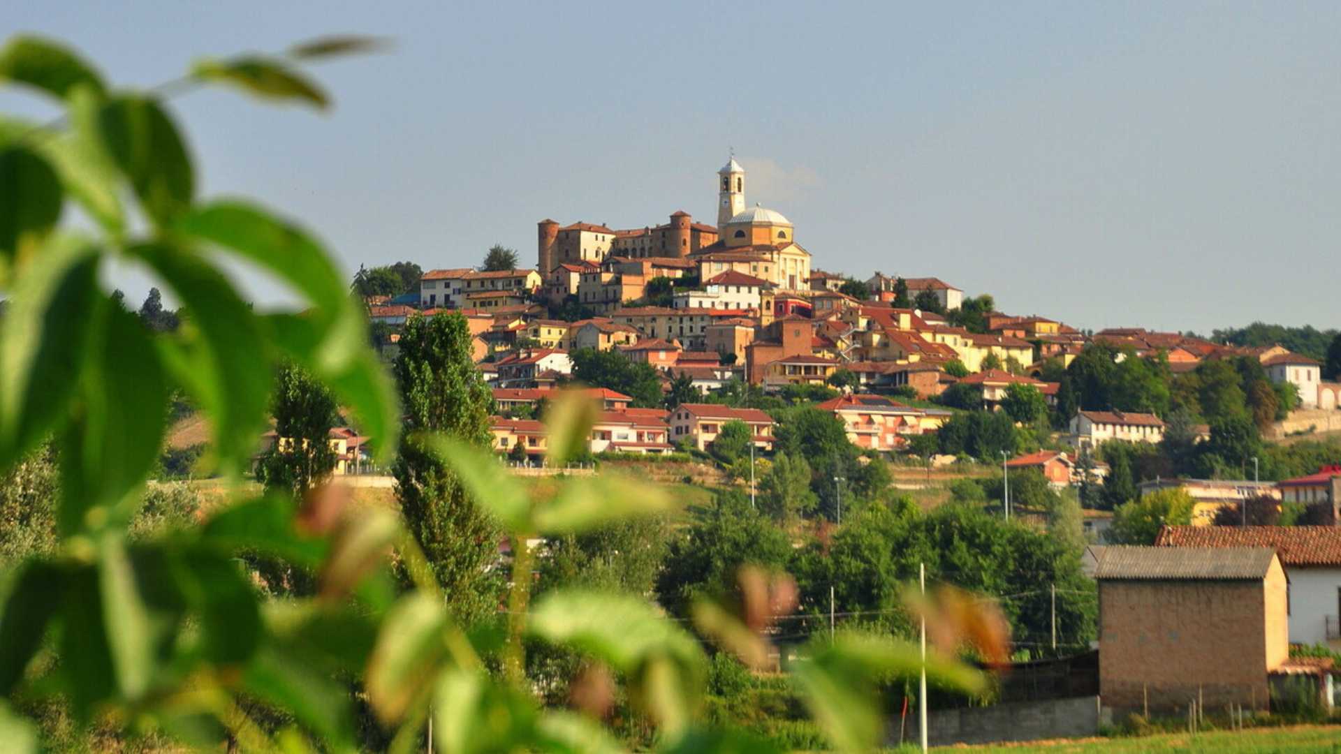 Paesaggio del gioiello nascosto in Emilia, con colline verdi e antichi borghi pittoreschi.