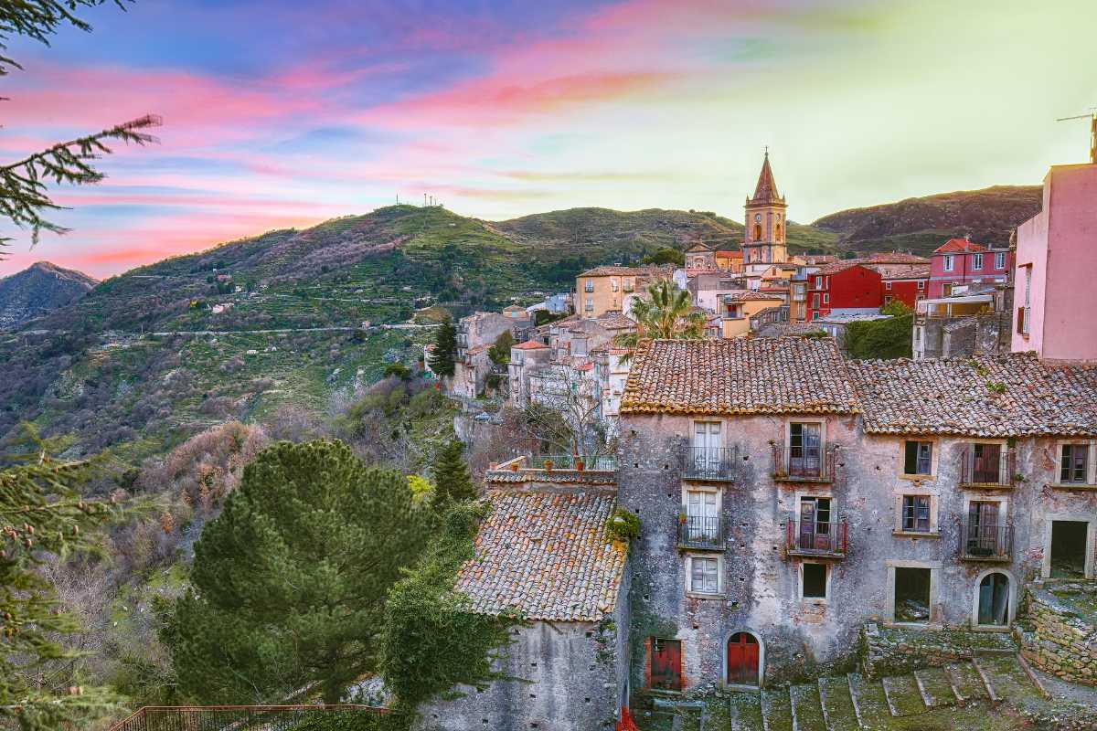 Panorama mozzafiato di un suggestivo paese siciliano poco conosciuto, con case colorate e paesaggi naturali.