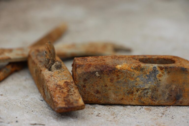 Il trucco per eliminare le macchie di ruggine dal pavimento