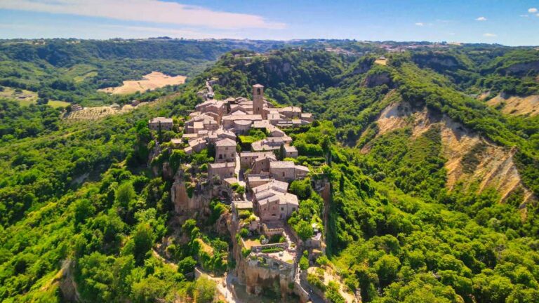 Il villaggio abbandonato che sta diventando la meta più fotografata d'Italia