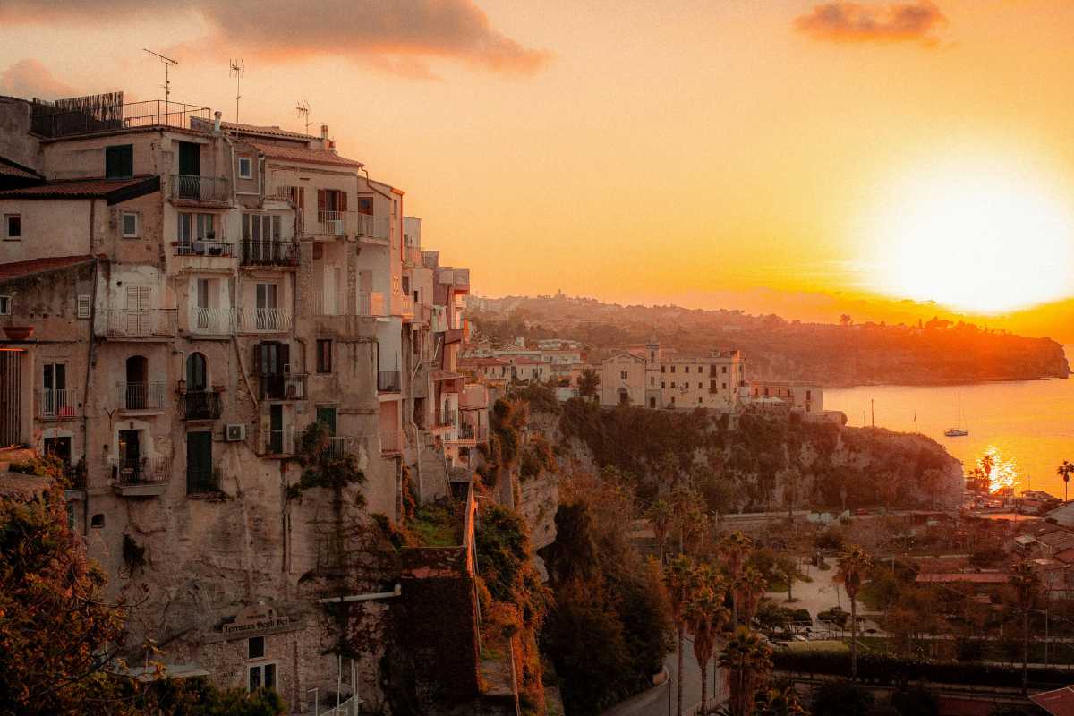 Panorama di una famosa meta turistica italiana con turisti che scattano foto.