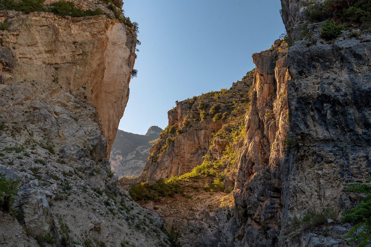 Vista panoramica delle gole abruzzesi, caratterizzate da pareti rocciose e vegetazione lussureggiante.