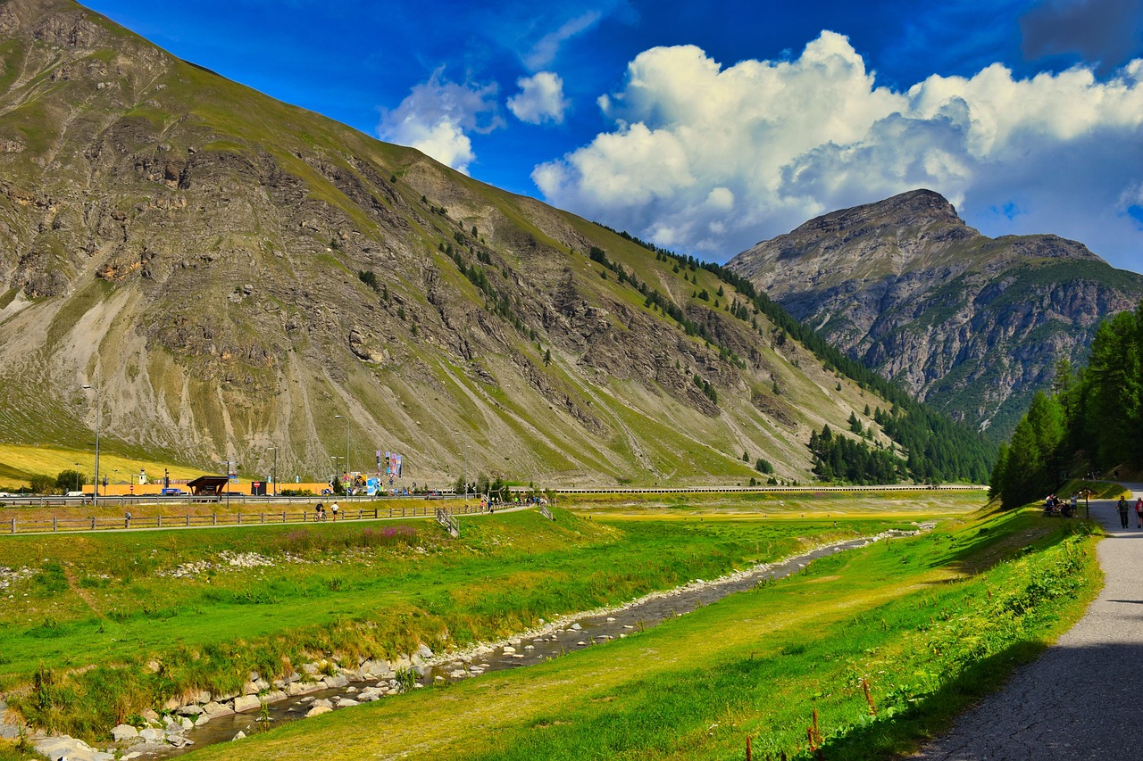Vista panoramica delle valli altoatesine, con montagne e boschi verdi.
