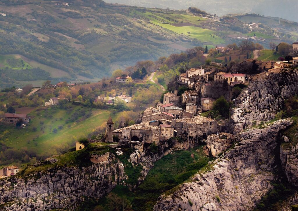 Questo borgo abruzzese è così bello che sembra un paesaggio fiabesco
