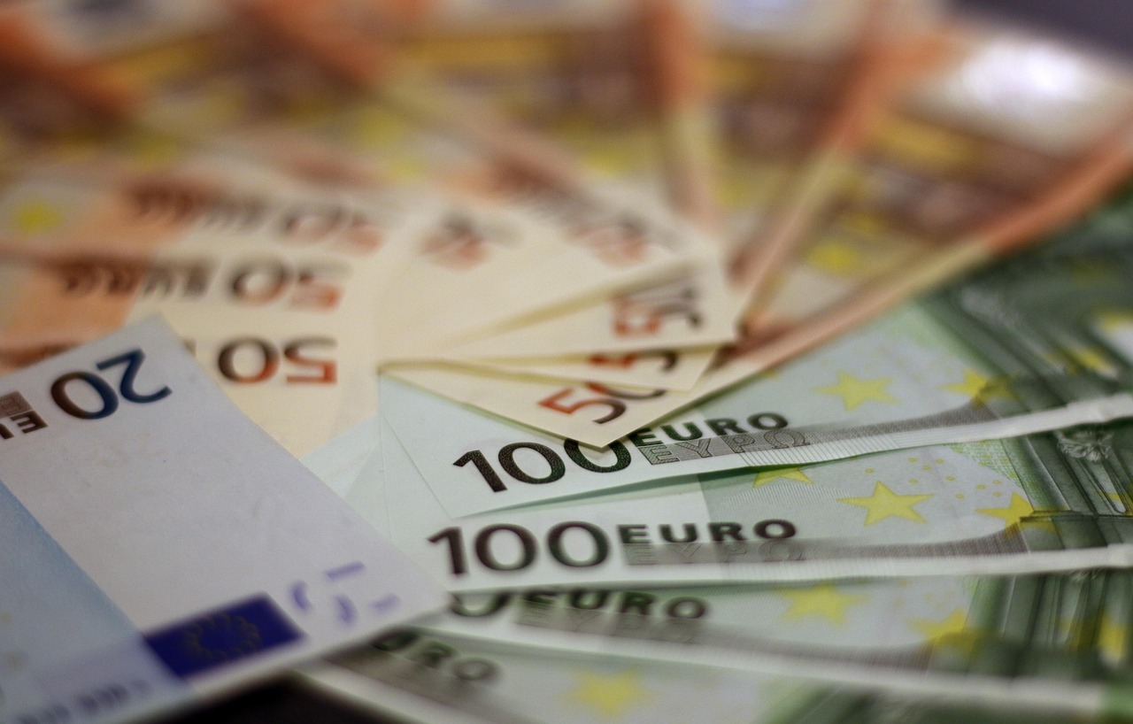 Mappa dei comuni del sud Italia che offrono bonus per trasferimenti, con evidenziati gli importi disponibili.