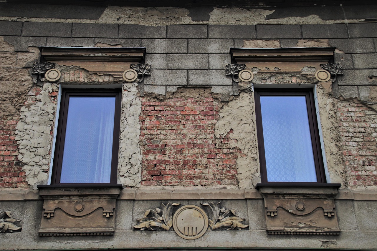 Muro interno con segni di umidità di risalita e muffa, evidenziando il problema.