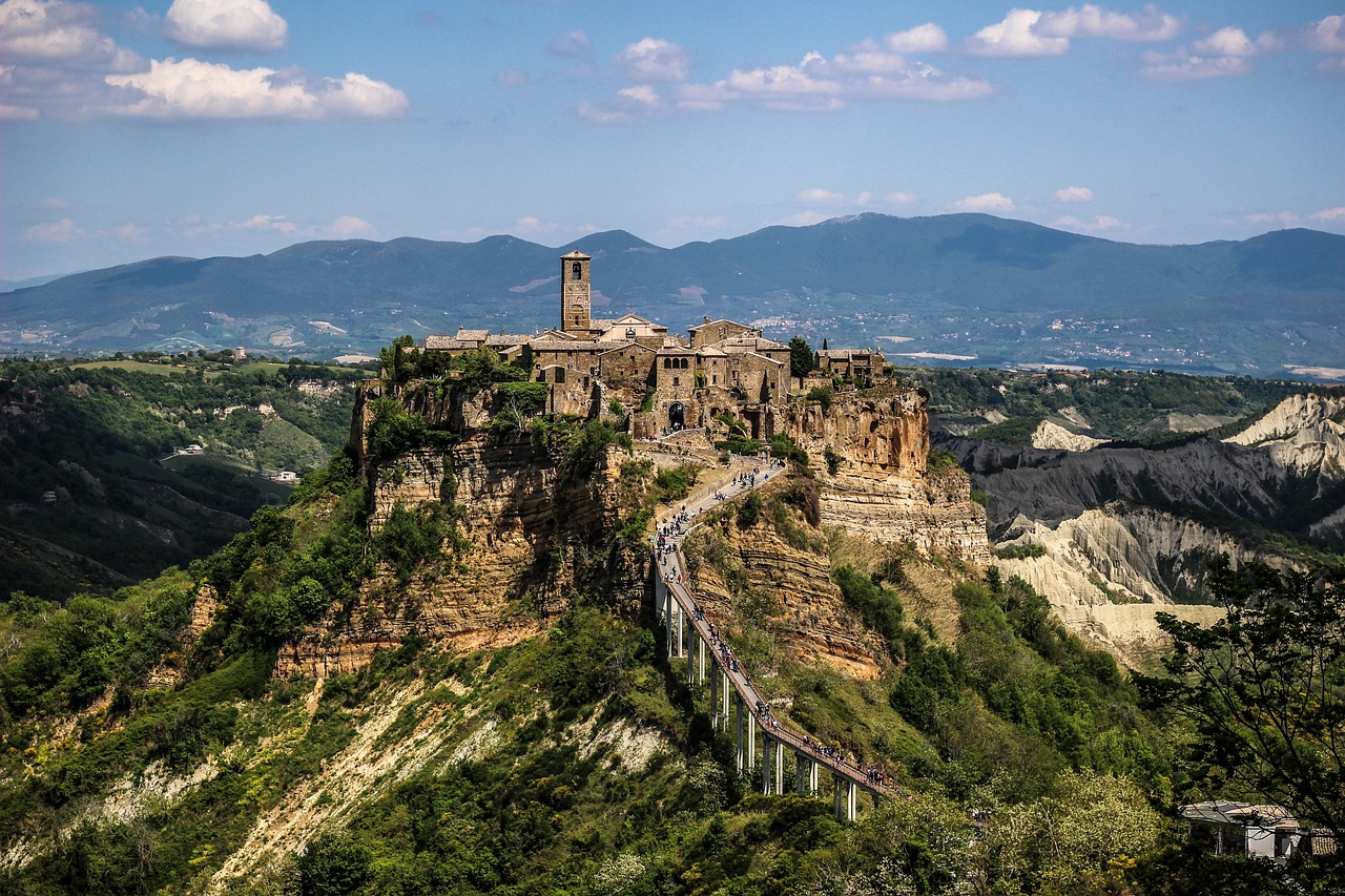 Escursionista che esplora un sentiero montano in Italia durante un'avventura estiva.