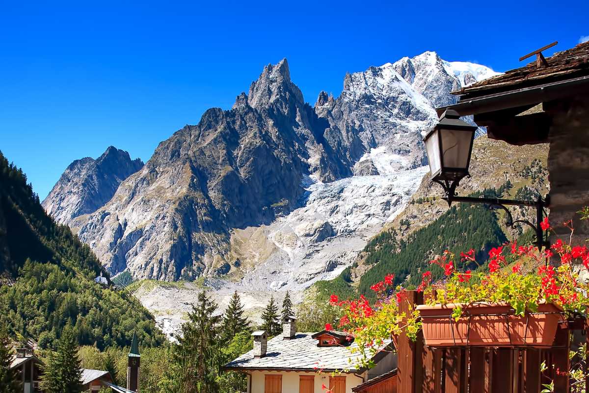 Panorama montano con rifugio e sentieri, ideale per vacanze economiche nel 2026.