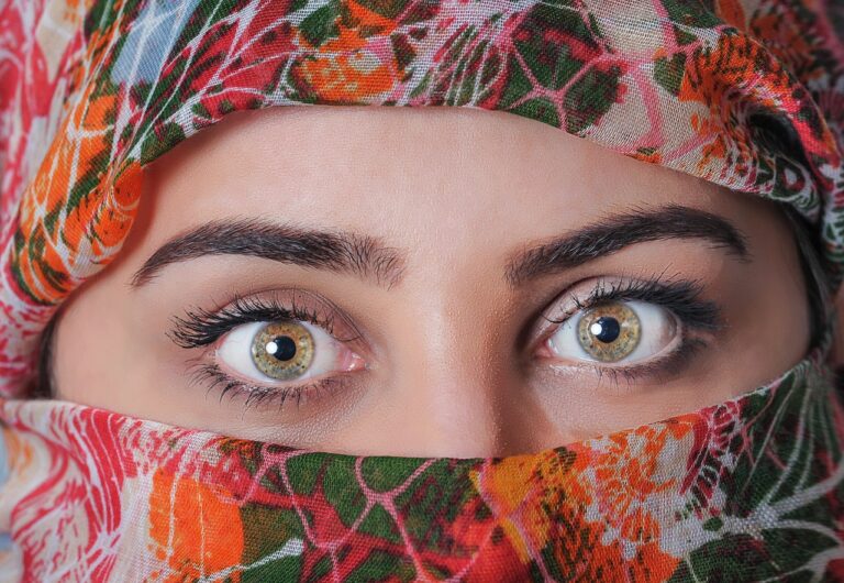 Come avere sopracciglia perfette usando solo una matita: il consiglio dell’esperta