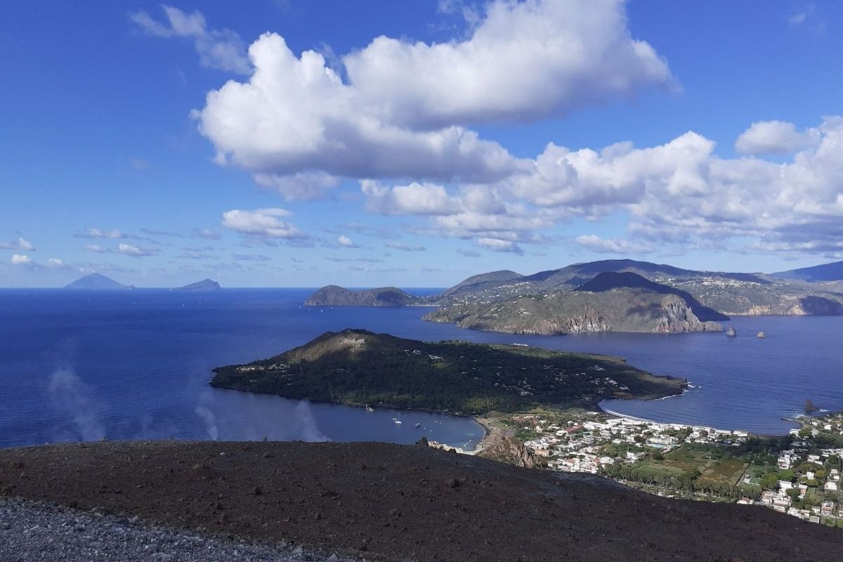 Vista panoramica di Filicudi, isola eolica con paesaggi naturali e storia dell'elettrificazione negli anni '80.