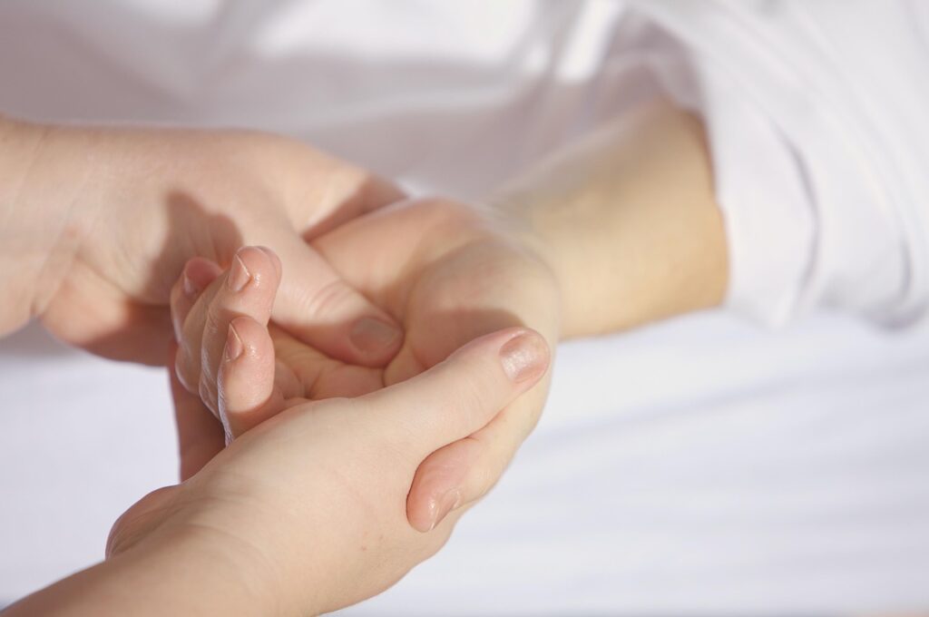 Formicolio alle mani: quando preoccuparsi e quando è solo postura