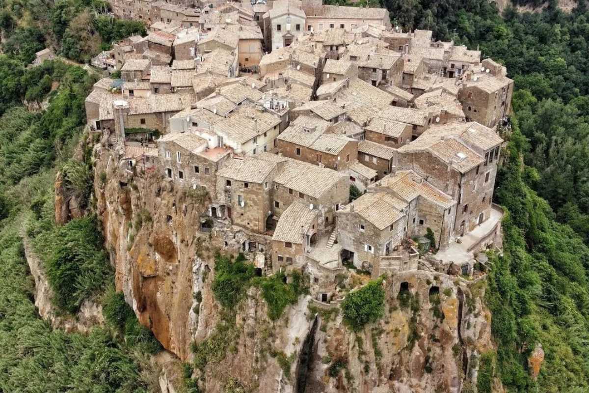 Vista panoramica del borgo italiano nascosto, immerso nella natura e privo di turisti.