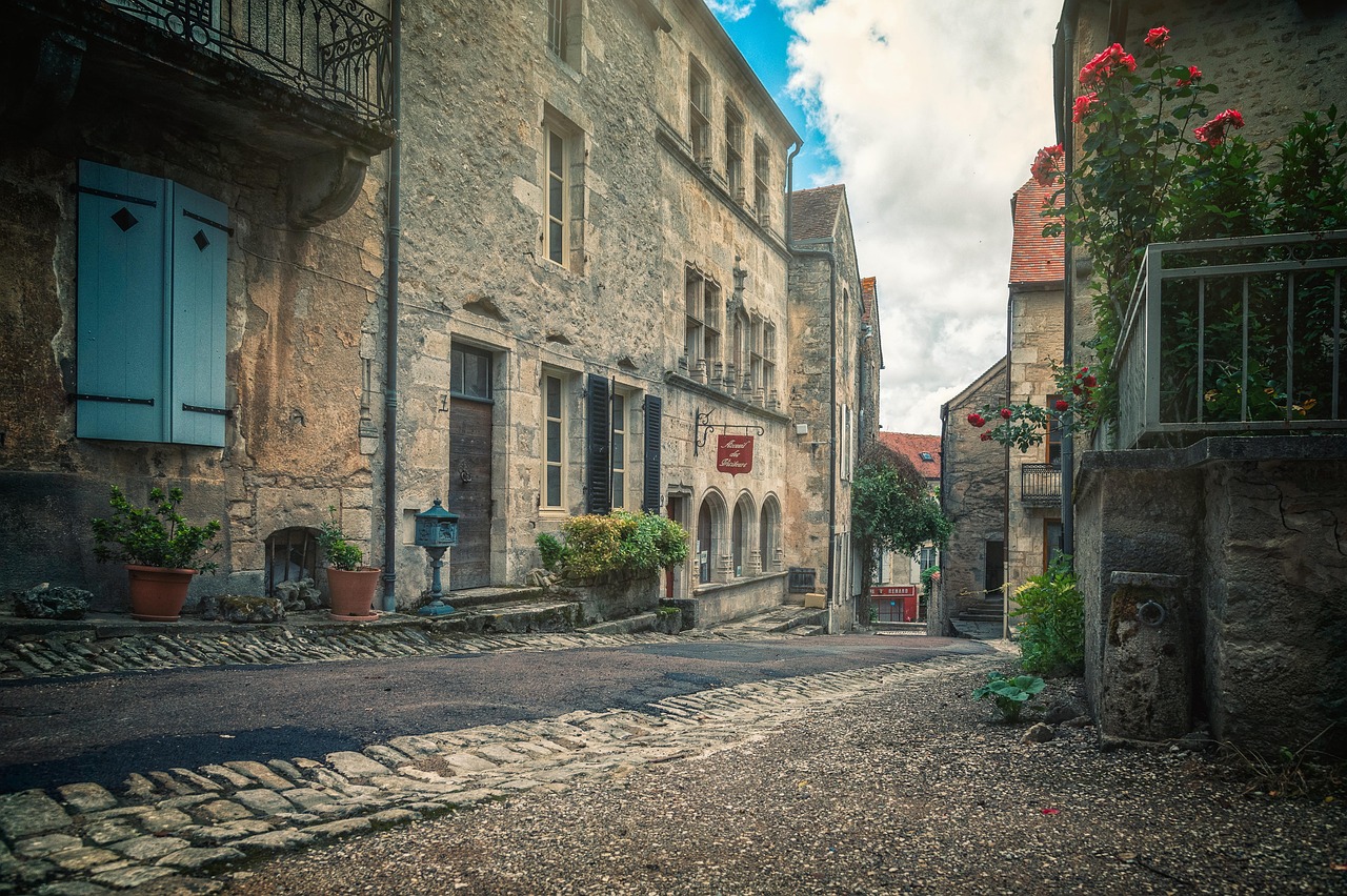 Panorama di un pittoresco paese, con case colorate e strade acciottolate, che conserva il suo fascino autentico.