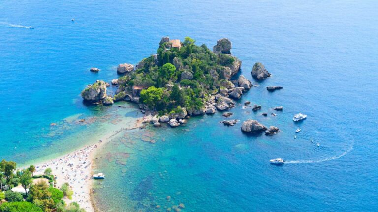 Le 5 isole più piccole d'Italia: dove i turisti non arrivano mai