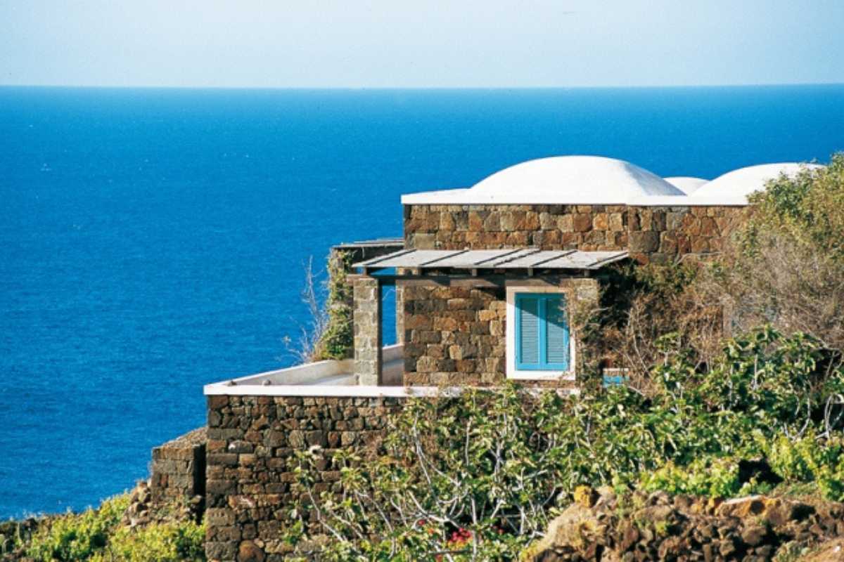 Vista panoramica delle caratteristiche case a cupola bianche di Pantelleria, immerse nella natura.