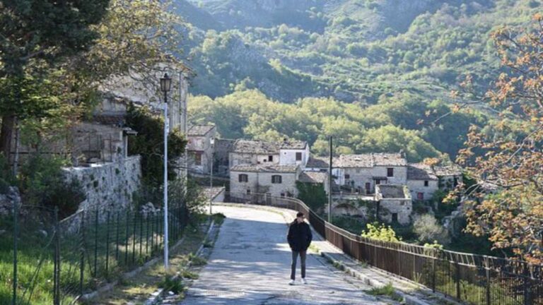 Questo borgo è una scoperta continua per chi ama osservare