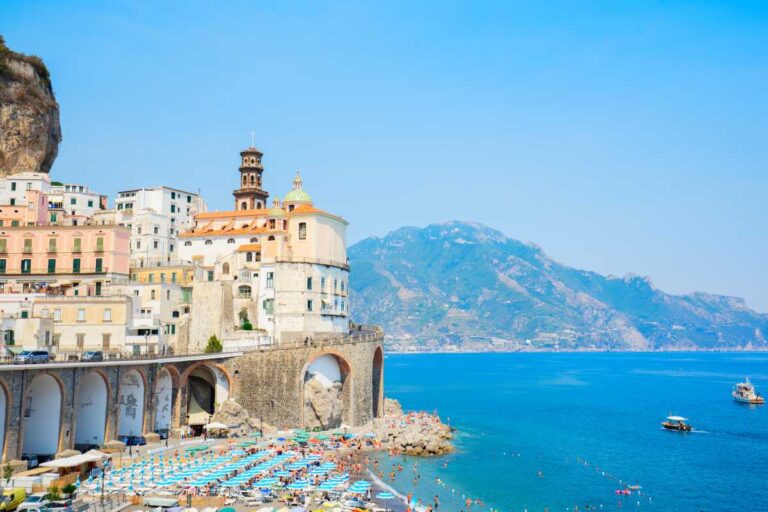 Spiaggia di Atrani: come scoprire il borgo costiero più piccolo della Costiera