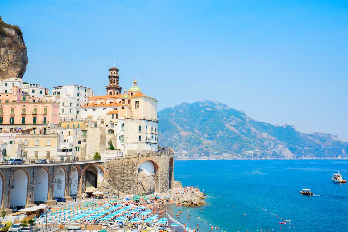 Vista panoramica della Spiaggia di Atrani, con il borgo costiero alle spalle.