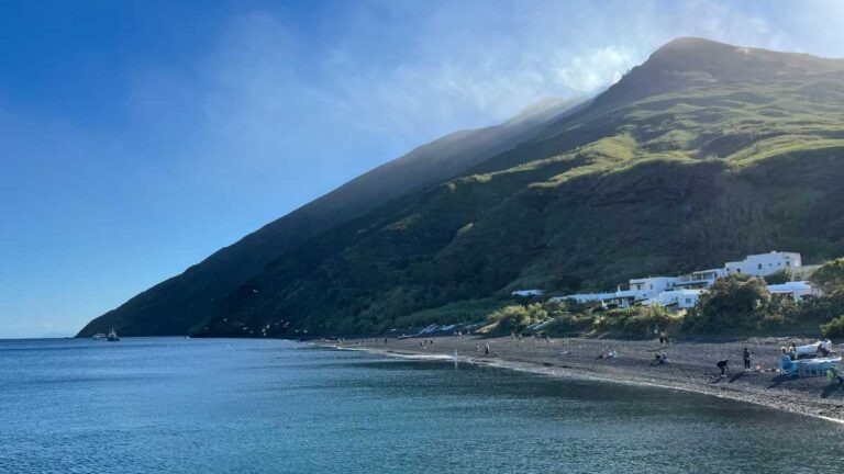 Stromboli al tramonto: come vedere la sciara del fuoco in completa sicurezza