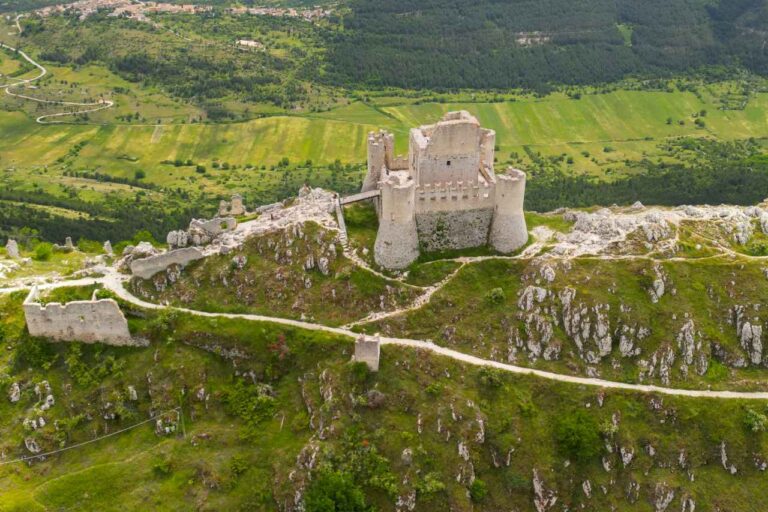 Questo castello tra i più alti d’Italia domina un borgo da cartolina: ecco perché è uno dei luoghi più cinematografici d’Abruzzo