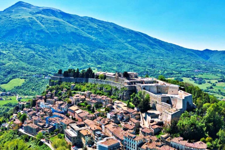 Questo borgo abruzzese custodisce una delle fortezze più grandi d’Italia (e una via che dicono sia la più stretta del Paese)