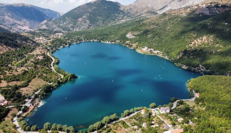 Scanno è il borgo abruzzese con il lago a forma di cuore: ecco perché è uno dei più fotografati d’Italia